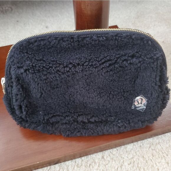 LULULEMON Everywhere "Fleece" Belt Bag - Picture 4 of 10